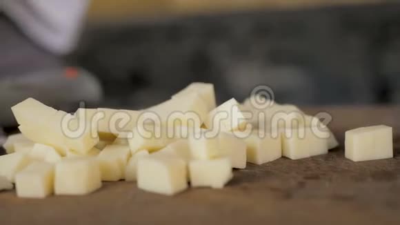 人在木板上切奶酪视频的预览图