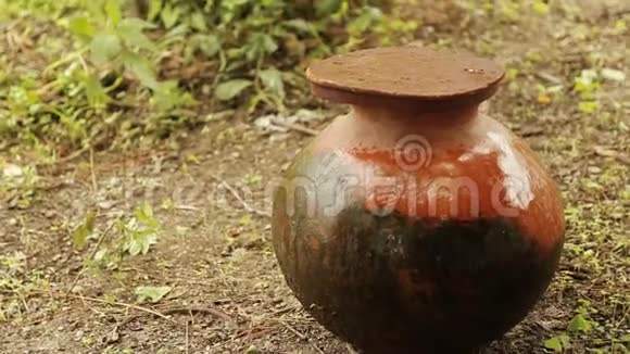 印度泥盖陶罐中的饮用水视频的预览图
