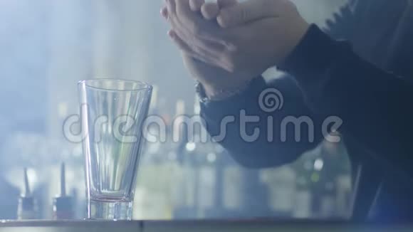 带手镯的酒保的手臂投掷透明玻璃薄荷叶和石灰片特写视频的预览图