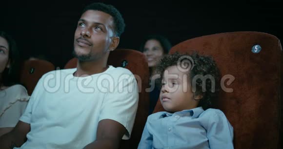多种族家庭在电影院的录像视频的预览图