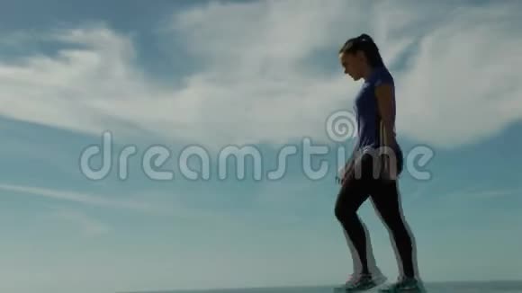 运动女子在天空中行走视频的预览图