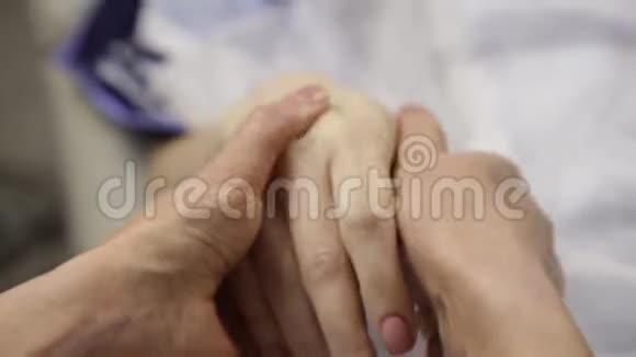 医生给女性病人做手按摩水疗和手部护理视频的预览图