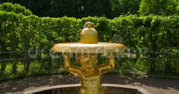 关闭金色婴儿雕像喷泉视频的预览图