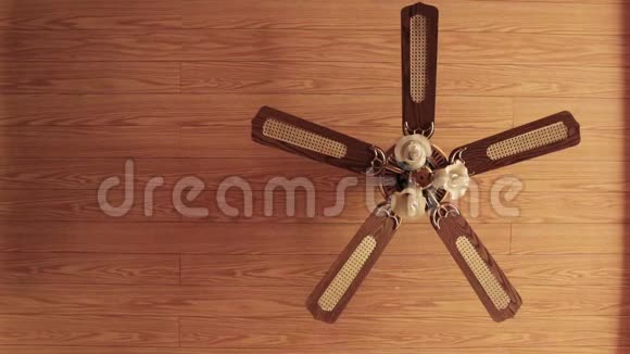 木制风扇灯具悬挂在木制天花板上视频的预览图