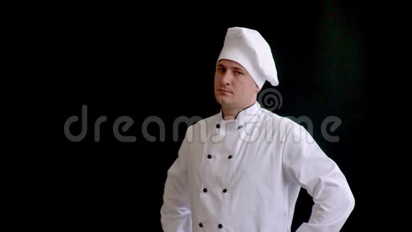 一个忧郁的男厨师的画像向外看视频的预览图