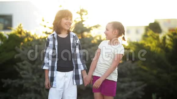 快乐的孩子们站在一起男孩和女孩有有趣的户外活动视频的预览图