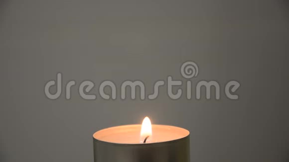 蜡烛在白色背景下熄灭视频的预览图