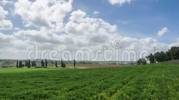 以色列的风景随着时间的推移云层在绿色的田野上移动视频的预览图