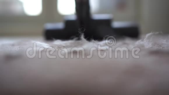 家庭主妇在家吸尘地毯慢动作视频的预览图