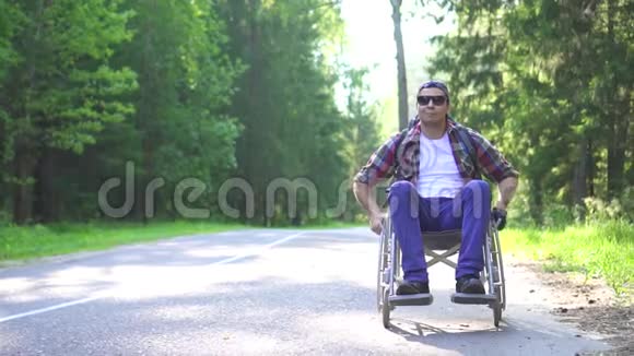 坐轮椅的残疾人带着背包旅行慢节奏视频的预览图