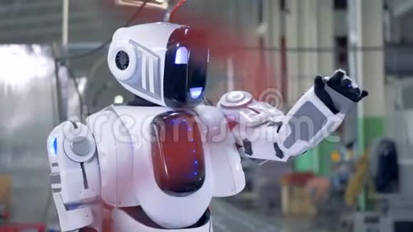 一个机器人自己修理关闭一个白色机器人在工厂里用工具来修理自己视频的预览图