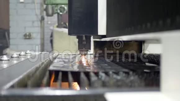 高精度数控激光切割金属薄板视频的预览图