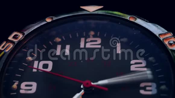 大型老式腕表模拟旋转箭头视频的预览图