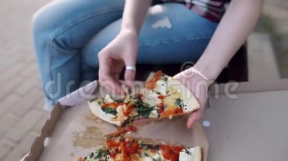 详细拍摄的女孩拿了一块新鲜披萨吃了它特写镜头有选择的焦点视频的预览图