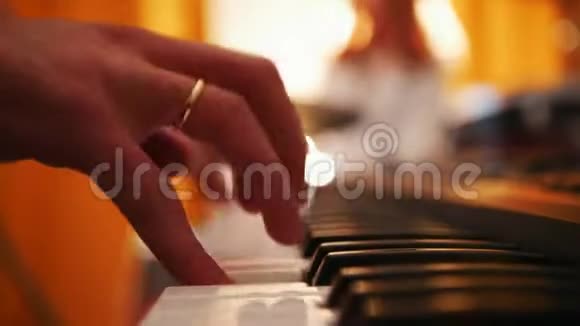 重复男人在键盘上玩女孩在后台打鼓背光灯把注意力集中在手上视频的预览图