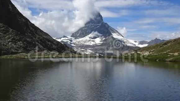 麦特霍恩峰和斯泰利塞湖的时间推移视图瑞士阿尔卑斯山泽马特视频的预览图