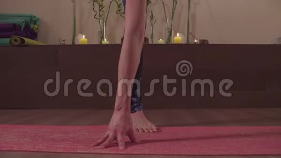 做瑜伽的漂亮女人视频的预览图