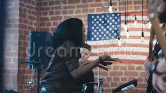 黑人女孩在争吵中离开乐队视频的预览图