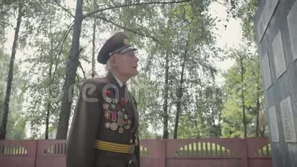 伟大的卫国战争和第二次世界大战的一位白发苍苍的老兵身穿制服手持许多徽章和命令视频的预览图