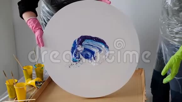 女性制作流体艺术丙烯酸绘画创意宇宙艺术品嬉皮壁纸蓝色与创作者的手视频的预览图
