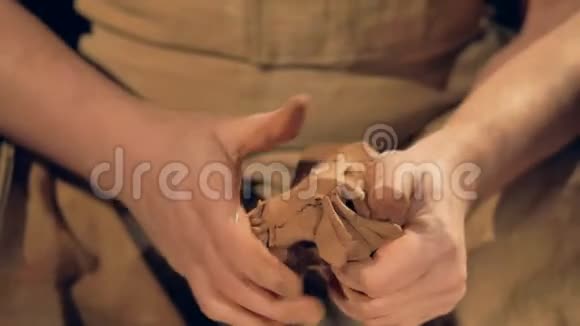 陶工手指捏一个中等的褐色粘土团视频的预览图