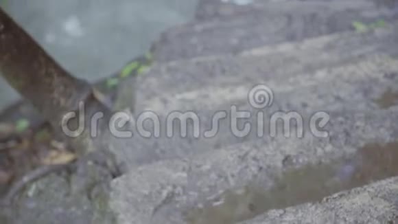 带着相机的漂亮女人坐在冒泡河上的悬崖峭壁上视频的预览图