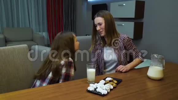 家庭传统乳制品饼干温暖的牛奶视频的预览图
