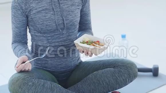 健身和健康食品女人正在休息在穿着白色衣服锻炼后吃健康的食物视频的预览图