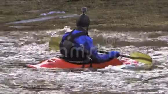 在皮划艇上行驶危险的山河视频的预览图