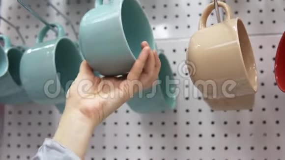 有人在超市里挑了一个大陶瓷杯视频的预览图