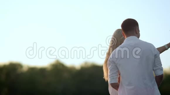 在日落时拍照的浪漫情侣可爱的情侣的甜蜜时刻视频的预览图
