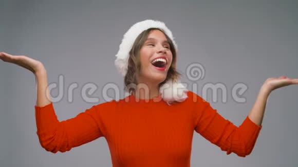 圣诞老人礼帽上跳舞的女人视频的预览图