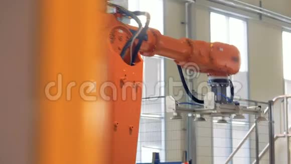 自动化工厂机器机器人手臂工作在传送带上视频的预览图
