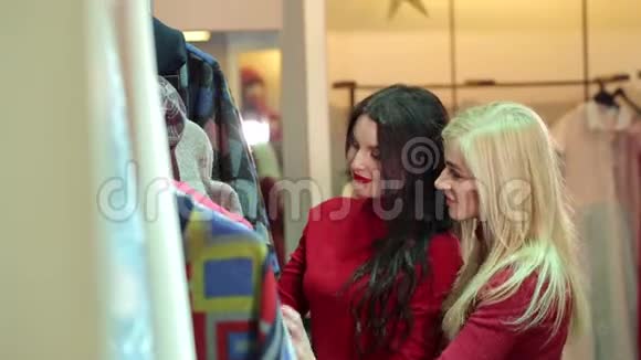 两个美丽的年轻女人在一家服装店购物的肖像视频的预览图