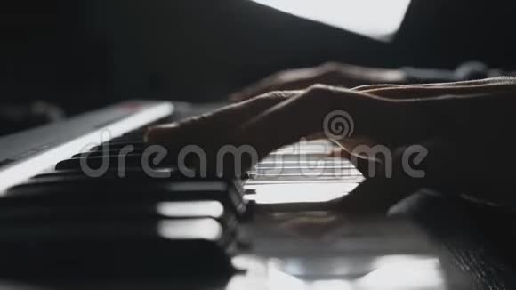 将钢琴家的手指按在合成器键上人之手演奏独唱音乐男性音乐家的手臂视频的预览图