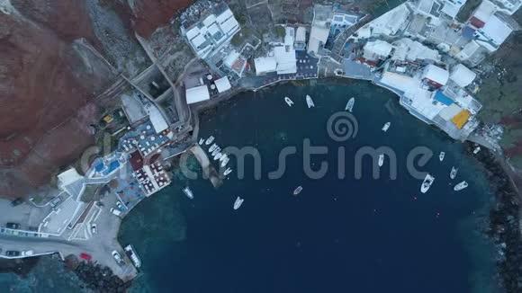 希腊圣托里尼奥亚市Ammoudi码头的鸟瞰图视频的预览图