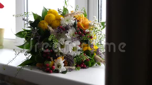 美丽的花束作为礼物与罗万和标本室区系视频的预览图