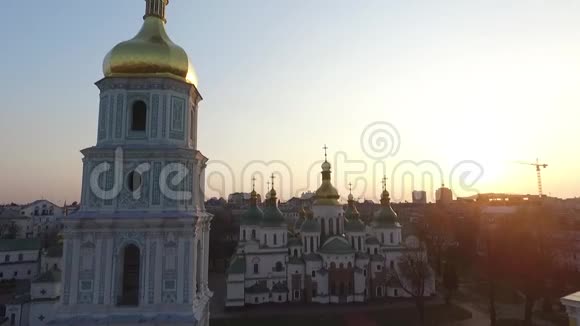 太阳落在城市和教堂上空视频的预览图