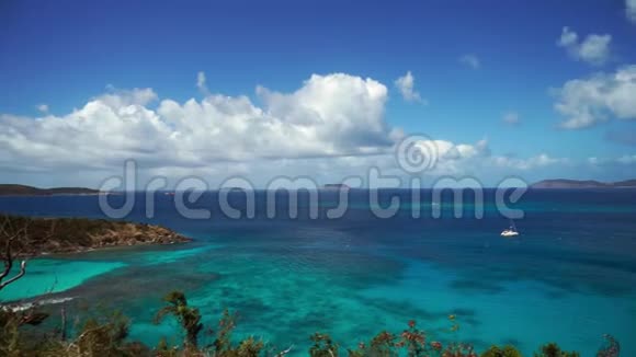 美丽的海洋与帆船游艇和小岛前景圣约翰岛视频的预览图