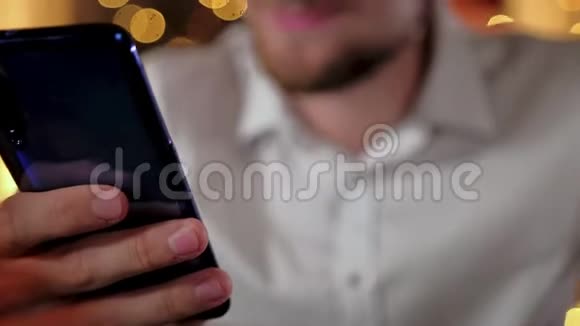 一个长胡子的帅哥在酒吧喝啤酒的时候用智能手机微笑着视频的预览图