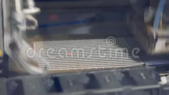 金属机生产太阳能板特写视频的预览图