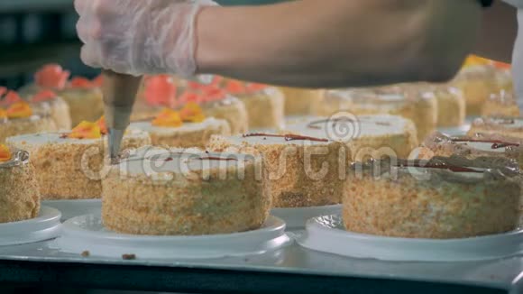 女人用煮包做蛋糕装饰特写视频的预览图