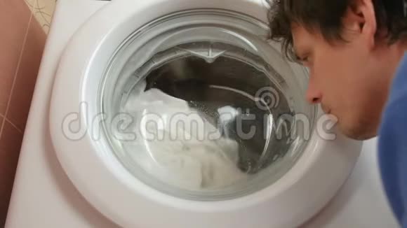 男人看着床单在洗马什的时候洗视频的预览图