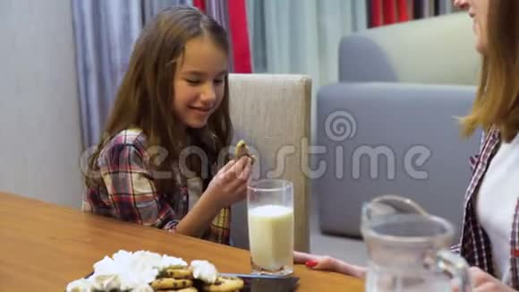 家庭沟通幼儿均衡营养牛奶视频的预览图