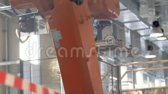 创新的机械臂在工厂举起太阳能电池板关闭视频的预览图