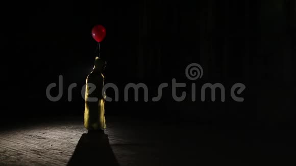 穿着黄色斗篷的男性剪影手里拿着红色气球视频的预览图