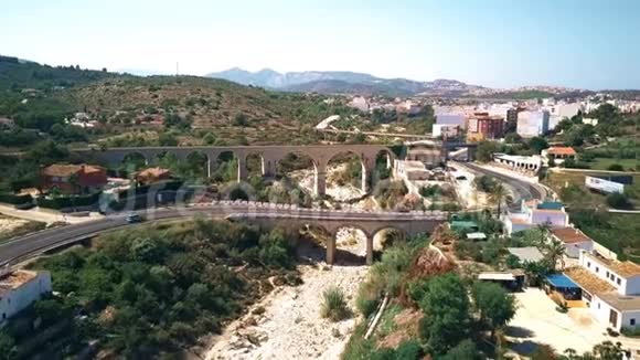 西班牙安达的桥梁和干河空中拍摄视频的预览图