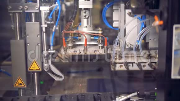 自动化工厂设备工作特殊的机器制造小太阳能电池板视频的预览图