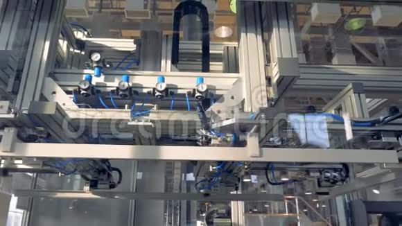 大型机器人机器在工厂移动关闭视频的预览图