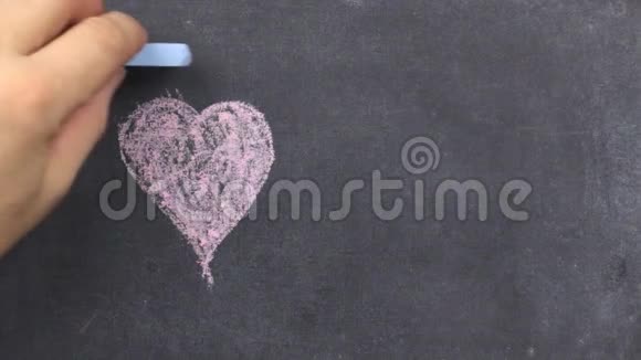 心用粉红色粉笔画在黑暗的背景上黑板孩子会吸引人心情人节卡片视频的预览图